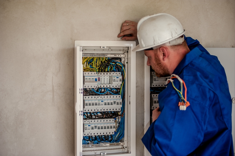 electricite-LE VAL-min_electrician-2755683